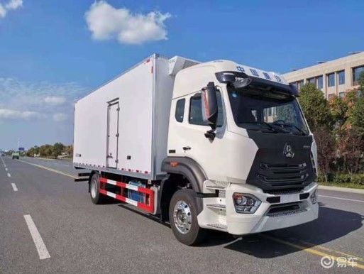 6 Cylinder Engine Commercial Refrigerated Box Truck With Sleeper 6.8m